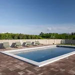 House Rose With Garden And Pool Ferienhaus *