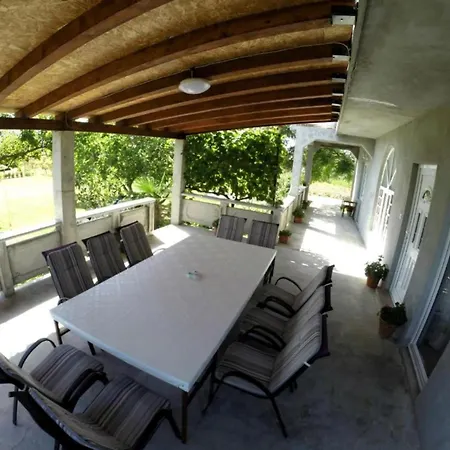 House Rose With Garden And Pool Hébergement de vacances *