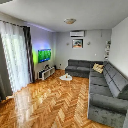 House Rose With Garden And Pool Ljubač