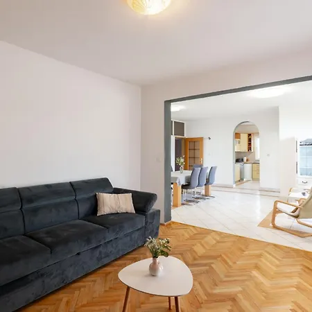 House Rose With Garden And Pool 別荘 *