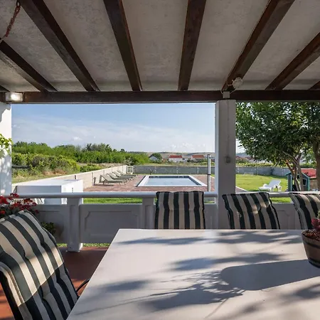 House Rose With Garden And Pool Semesterbostad