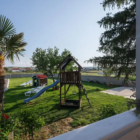 House Rose With Garden And Pool Semesterbostad