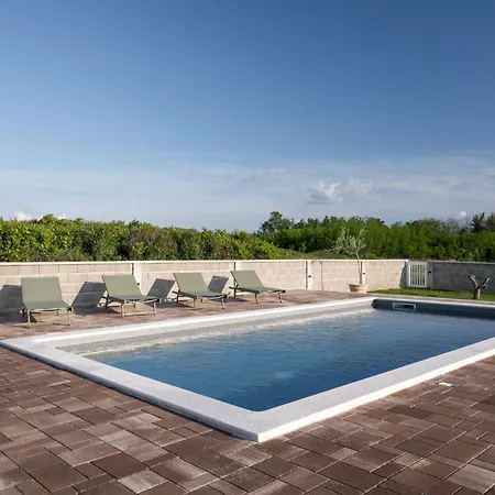 House Rose With Garden And Pool Semesterbostad *