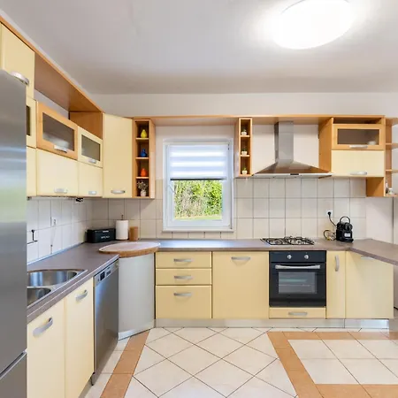 House Rose With Garden And Pool *