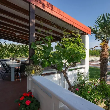 Ferienhaus House Rose With Garden And Pool