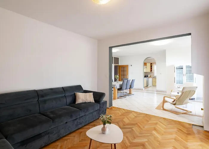 House Rose With Garden And Pool Ferienhaus *