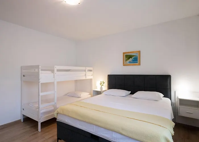 House Rose With Garden And Pool Ferienhaus