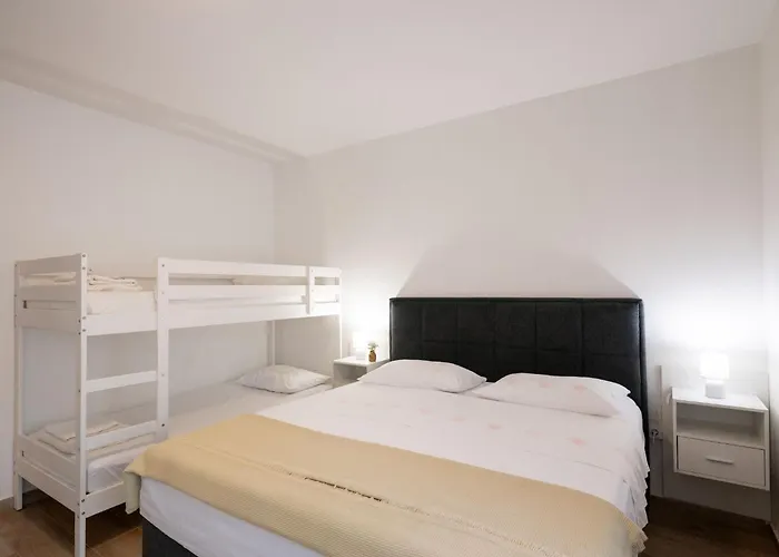 House Rose With Garden And Pool *