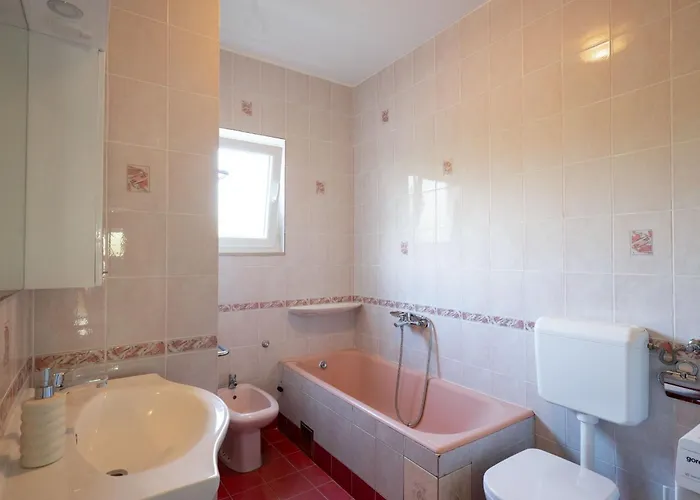 House Rose With Garden And Pool *