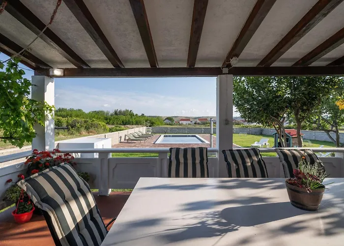 House Rose With Garden And Pool Ferienhaus