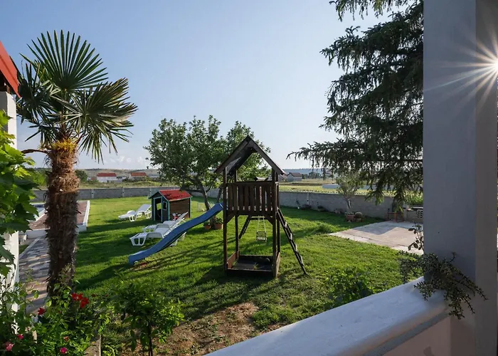 House Rose With Garden And Pool Ferienhaus