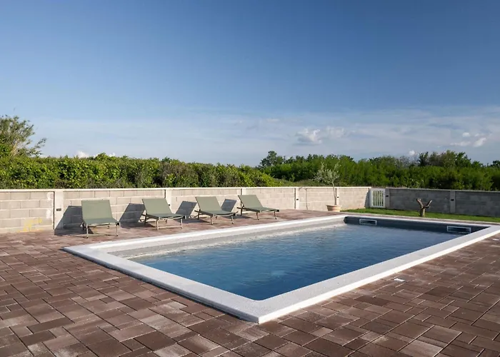 House Rose With Garden And Pool Ferienhaus *