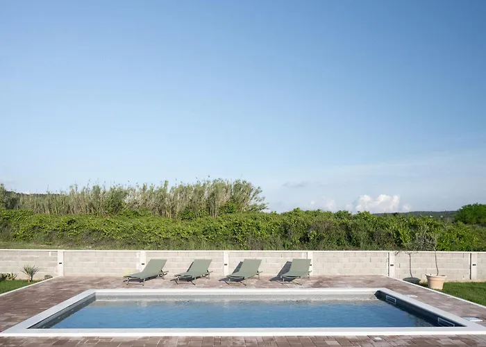 House Rose With Garden And Pool Ferienhaus Ljubač