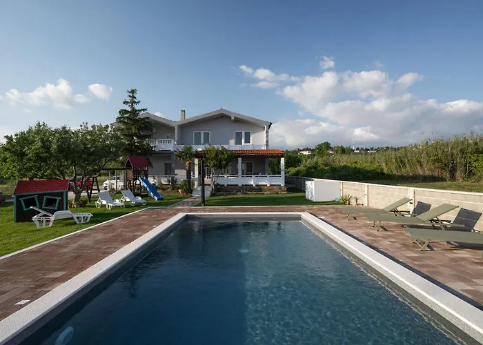 House Rose With Garden And Pool Ferienhaus Ljubač